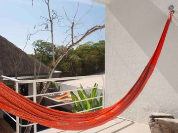 Residencia con alberca, jardín, 6 recamaras, en venta Sector O Huatulco.