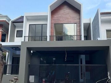 Rumah Minimalis Modern 4+1 KT Graha Famili Surabaya