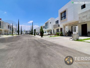 🚨SE VENDE CASA🏡 Cantera Residencial Villa Marino CelayaOPORTUNIDAD es el modelo más Solicitado del fraccionamiento.