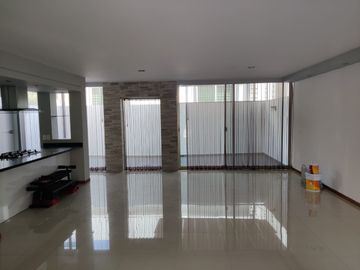 CASA EN VENTA EN COTO   EN SOLARES FRENTE AL LAGO