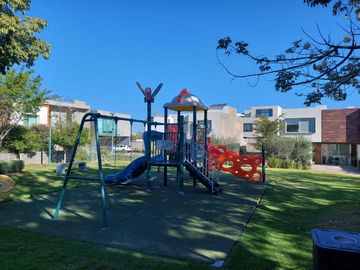CASA EN VENTA EN COTO   EN SOLARES FRENTE AL LAGO
