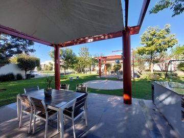 CASA EN VENTA EN COTO   EN SOLARES FRENTE AL LAGO