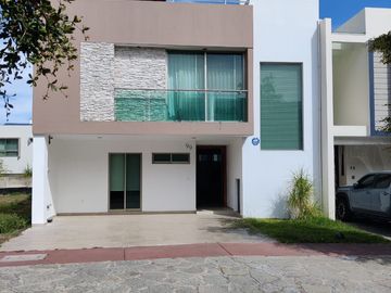 CASA EN VENTA EN COTO   EN SOLARES FRENTE AL LAGO