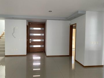 CASA EN VENTA EN COTO   EN SOLARES FRENTE AL LAGO