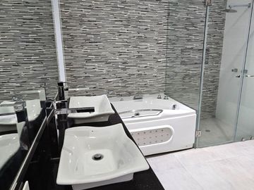 VENTA DE CASA EN SAMBORONDON KM 7 - URBANIZACIÓN LAGUNA DEL SOL