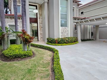VENTA DE CASA EN SAMBORONDON KM 7 - URBANIZACIÓN LAGUNA DEL SOL