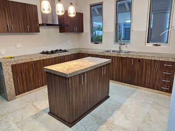 VENTA DE CASA EN SAMBORONDON KM 7 - URBANIZACIÓN LAGUNA DEL SOL