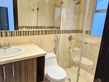 VENTA DE CASA EN SAMBORONDON KM 7 - URBANIZACIÓN LAGUNA DEL SOL