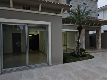 VENTA DE CASA EN SAMBORONDON KM 7 - URBANIZACIÓN LAGUNA DEL SOL