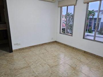 VENTA DE CASA EN SAMBORONDON KM 7 - URBANIZACIÓN LAGUNA DEL SOL