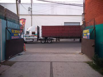 Propiedad  con oficinas y patio amplio muy cerca de la Volkswagen
