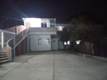 Propiedad  con oficinas y patio amplio muy cerca de la Volkswagen