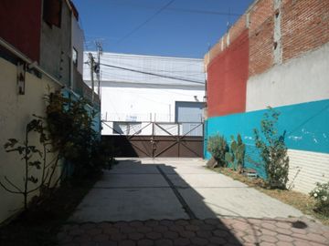 Propiedad  con oficinas y patio amplio muy cerca de la Volkswagen