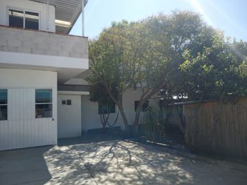 Propiedad  con oficinas y patio amplio muy cerca de la Volkswagen