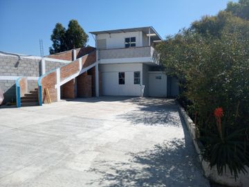 Propiedad  con oficinas y patio amplio muy cerca de la Volkswagen