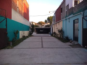 Propiedad  con oficinas y patio amplio muy cerca de la Volkswagen