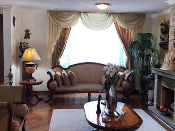 VENDO CASA ESQUINERA CON AMPLIOS ESPACIOS EN LA URBANIZACION EL CONDADO 496 METROS DE CONSTRUCCION
