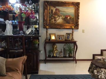 VENDO CASA ESQUINERA CON AMPLIOS ESPACIOS EN LA URBANIZACION EL CONDADO 496 METROS DE CONSTRUCCION