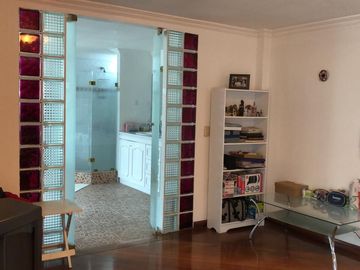 VENDO CASA ESQUINERA CON AMPLIOS ESPACIOS EN LA URBANIZACION EL CONDADO 496 METROS DE CONSTRUCCION