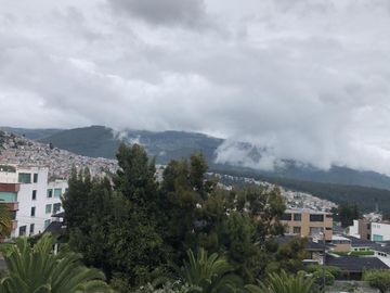 VENDO CASA ESQUINERA CON AMPLIOS ESPACIOS EN LA URBANIZACION EL CONDADO 496 METROS DE CONSTRUCCION