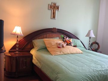 VENDO CASA ESQUINERA CON AMPLIOS ESPACIOS EN LA URBANIZACION EL CONDADO 496 METROS DE CONSTRUCCION