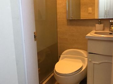 VENDO CASA ESQUINERA CON AMPLIOS ESPACIOS EN LA URBANIZACION EL CONDADO 496 METROS DE CONSTRUCCION