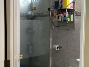 VENDO CASA ESQUINERA CON AMPLIOS ESPACIOS EN LA URBANIZACION EL CONDADO 496 METROS DE CONSTRUCCION