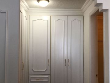 VENDO CASA ESQUINERA CON AMPLIOS ESPACIOS EN LA URBANIZACION EL CONDADO 496 METROS DE CONSTRUCCION