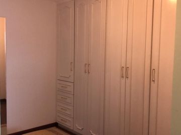 VENDO CASA ESQUINERA CON AMPLIOS ESPACIOS EN LA URBANIZACION EL CONDADO 496 METROS DE CONSTRUCCION