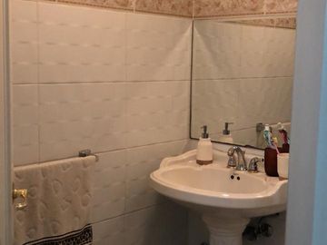 VENDO CASA ESQUINERA CON AMPLIOS ESPACIOS EN LA URBANIZACION EL CONDADO 496 METROS DE CONSTRUCCION
