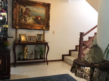 VENDO CASA ESQUINERA CON AMPLIOS ESPACIOS EN LA URBANIZACION EL CONDADO 496 METROS DE CONSTRUCCION