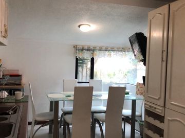 VENDO CASA ESQUINERA CON AMPLIOS ESPACIOS EN LA URBANIZACION EL CONDADO 496 METROS DE CONSTRUCCION