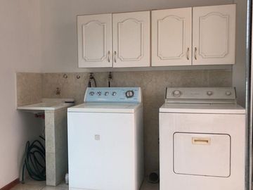 VENDO CASA ESQUINERA CON AMPLIOS ESPACIOS EN LA URBANIZACION EL CONDADO 496 METROS DE CONSTRUCCION