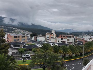 VENDO CASA ESQUINERA CON AMPLIOS ESPACIOS EN LA URBANIZACION EL CONDADO 496 METROS DE CONSTRUCCION