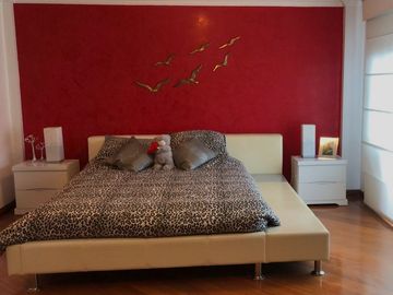 VENDO CASA ESQUINERA CON AMPLIOS ESPACIOS EN LA URBANIZACION EL CONDADO 496 METROS DE CONSTRUCCION