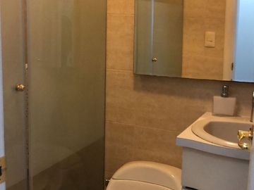 VENDO CASA ESQUINERA CON AMPLIOS ESPACIOS EN LA URBANIZACION EL CONDADO 496 METROS DE CONSTRUCCION