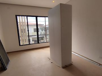 Townhouse in Visayas Avenue Quezon City PH2808