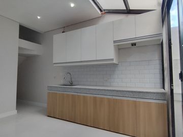 Townhouse in Visayas Avenue Quezon City PH2808