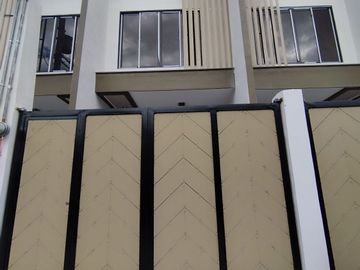 Townhouse in Visayas Avenue Quezon City PH2808