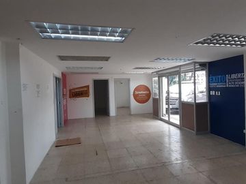 casa vendo  con ubicación comercial