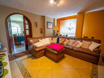 VENTA CASA EN NAYON