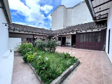 Casa rentera en venta en el centro de Loja