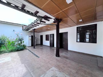 Casa rentera en venta en el centro de Loja