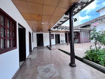 Casa rentera en venta en el centro de Loja