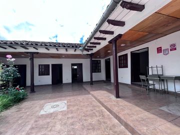 Casa rentera en venta en el centro de Loja