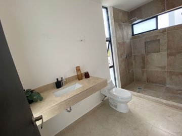 Casa en venta en conkal Mérida con alberca, mas de 5 parques con excelentes amenidades