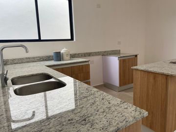 Casa en venta en conkal Mérida con alberca, mas de 5 parques con excelentes amenidades