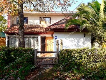 SE VENDE CASA 6D 3B, UBICADA AL FRENTE  DE  U.AUTONOMA, CENTRO  TALCA,