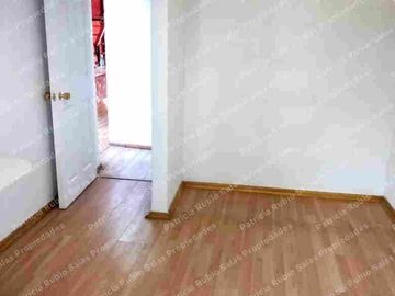 SE VENDE CASA 6D 3B, UBICADA AL FRENTE  DE  U.AUTONOMA, CENTRO  TALCA,