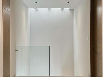 CASA INTELIGENTE EN VENTA EN VALLES DEL MOLINO B LEÓN, GTO. EXCELENTES ACABADOS, DETALLES DE ILUMINACIÓN Y AMPLIA DISTRIBUCIÓN.